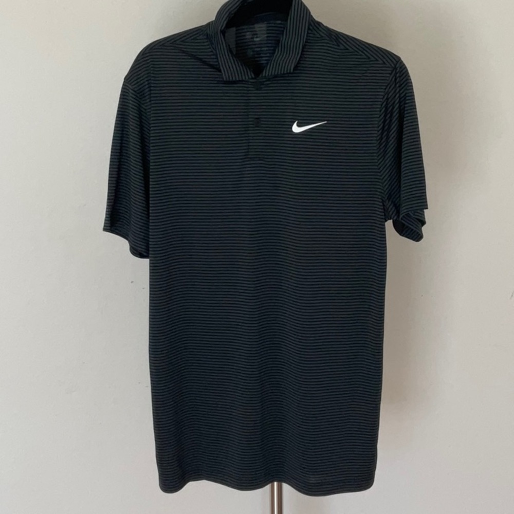 NIKE SWOOSH GOLF SHIRT SIZE M